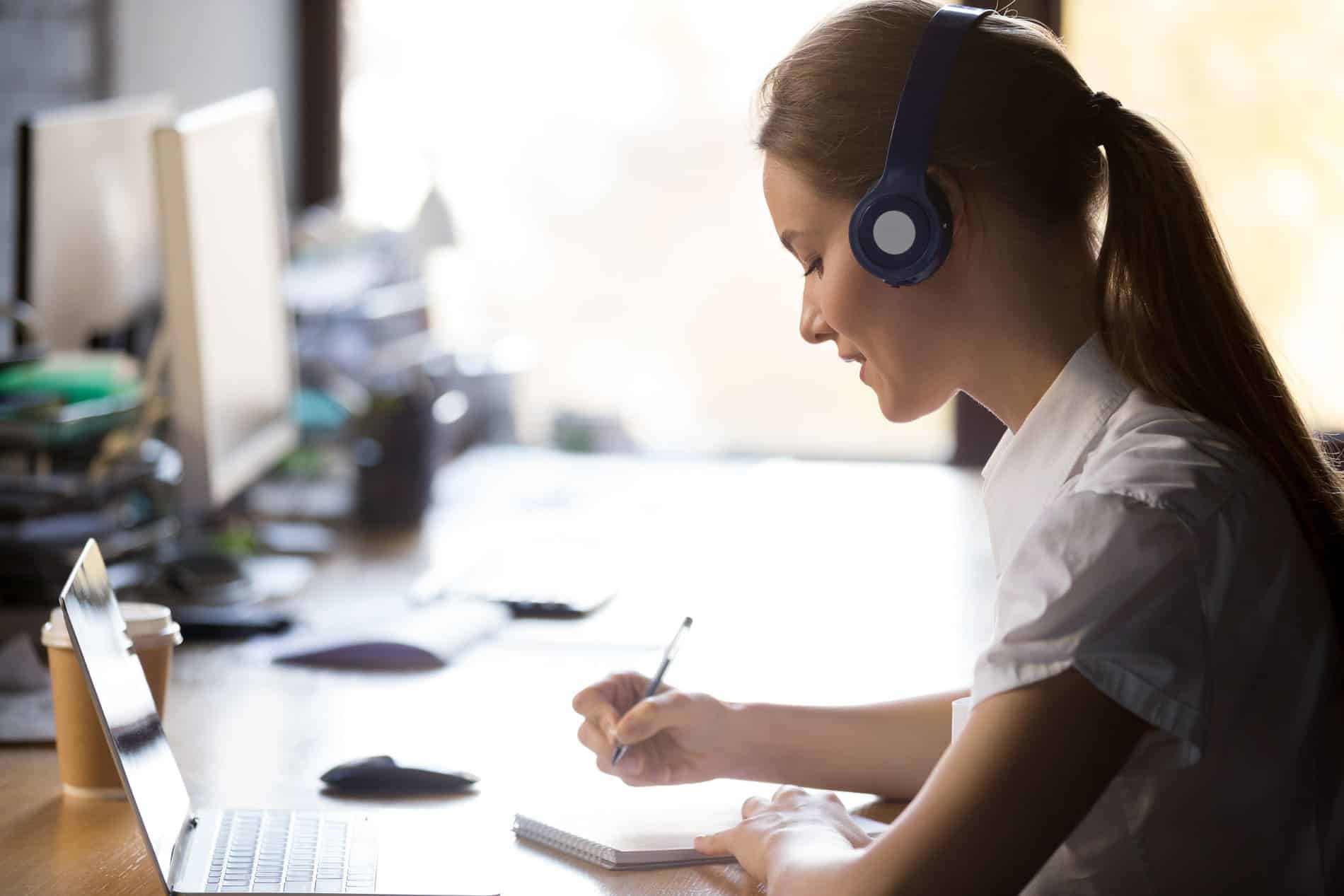 femme qui ecoute interpretation a distance webinaire bureau)